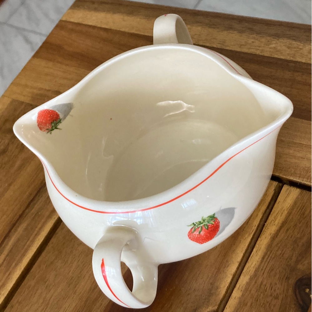 Vintage Strawberry 1930s
Cavitt-Shaw Shortcake Double
Spout Gravy Boat Dishware - Picture 4 of 9